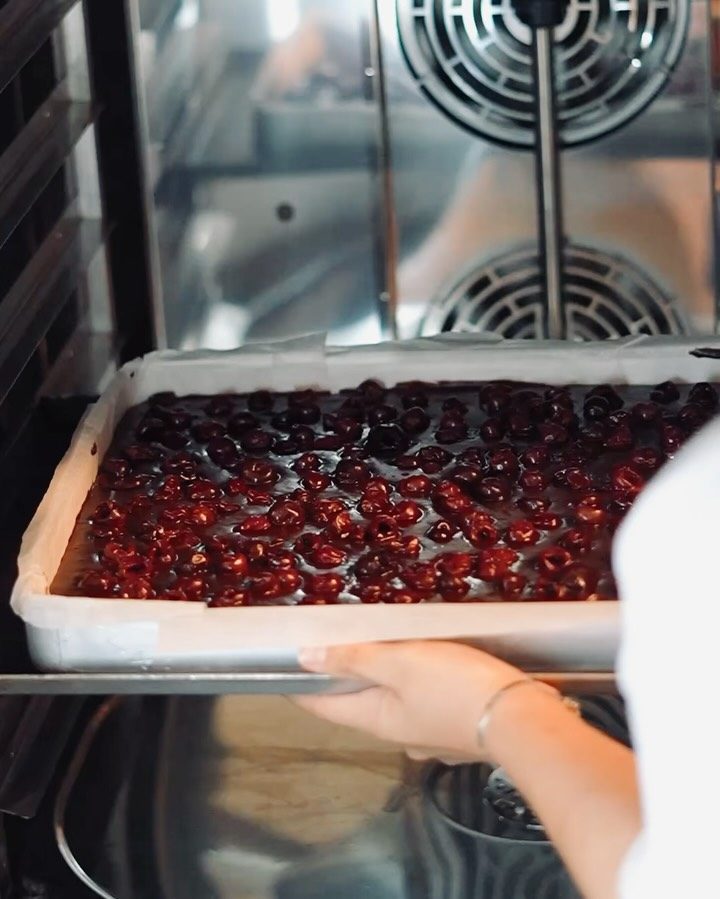 Vişneli brownie, fırından yeni